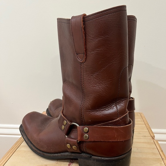 Brown leather cowboy boots with a slight heel - Picture 3 of 7